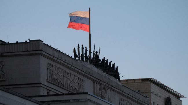 Флаг на здании министерства обороны РФ. Архивное фото Флаг на здании министерства обороны РФ. Архивное фото