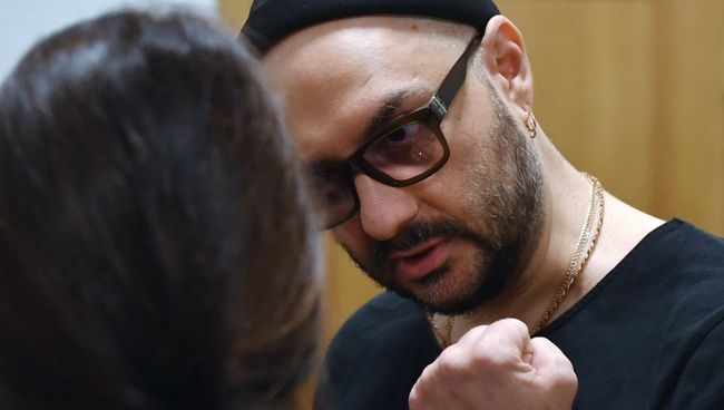 Кирилл Серебренников, обвиняемый в хищении денежных средств, во время рассмотрения ходатайства следствия о продлении ему меры пресечения в Басманном суде Москвы. 18 июля 2018 Кирилл Серебренников, обвиняемый в хищении денежных средств, во время рассмотрения ходатайства следствия о продлении ему меры пресечения в Басманном суде Москвы. 18 июля 2018