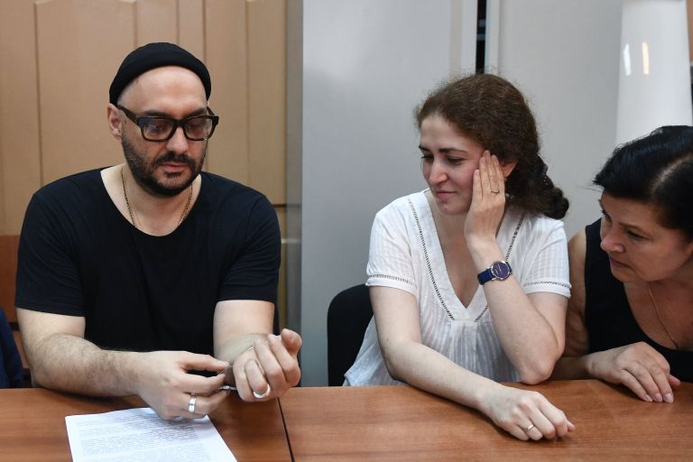 Художественный руководитель театра Гоголь-центр Кирилл Серебренников и директор Российского академического молодежного театра Софья Апфельбаум в Басманном суде Москвы. 18 июля 2018 Художественный руководитель театра Гоголь-центр Кирилл Серебренников и директор Российского академического молодежного театра Софья Апфельбаум в Басманном суде Москвы. 18 июля 2018