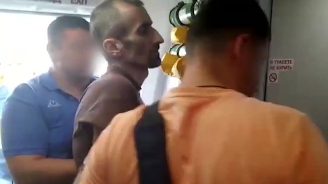 Участник бандгруппы Шамиля Басаева гражданин России Аслан Яндиев, экстрадированный из Словакии в Россию, в аэропорту Братиславы. Архивное фото Участник бандгруппы Шамиля Басаева гражданин России Аслан Яндиев, экстрадированный из Словакии в Россию, в аэропорту Братиславы. Архивное фото