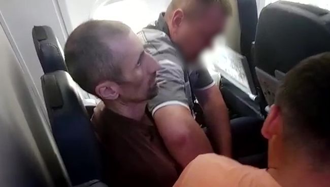 Участник бандгруппы Шамиля Басаева гражданин России Аслан Яндиев, экстрадированный из Словакии в Россию, в аэропорту Братиславы. 17 июля 2018 Участник бандгруппы Шамиля Басаева гражданин России Аслан Яндиев, экстрадированный из Словакии в Россию, в аэропорту Братиславы. 17 июля 2018