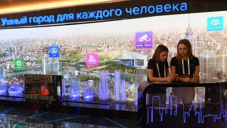 Участницы Московского урбанистического форума в парке Зарядье в Москве Участницы Московского урбанистического форума в парке Зарядье в Москве
