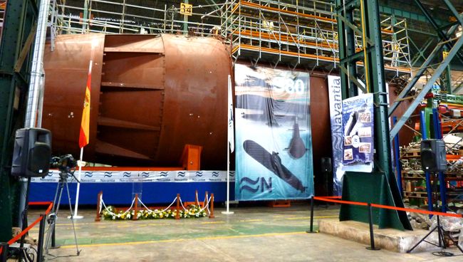 Строительство испанской подводной лодки S-80 в цехе компании Navantia. Архивное фото Строительство испанской подводной лодки S-80 в цехе компании Navantia. Архивное фото