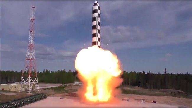 Испытания межконтинентальной баллистической ракеты Сармат. Архивное фото Испытания межконтинентальной баллистической ракеты Сармат. Архивное фото
