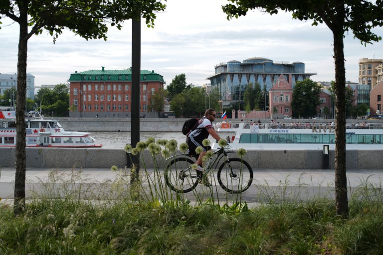 Отдыхающие в Парке искусств Музеон в Москве