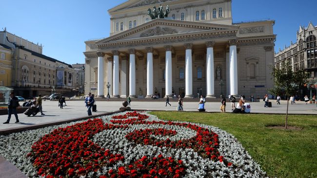 Цветник на площади у Большого театра в Москве. Архивное фото Цветник на площади у Большого театра в Москве. Архивное фото