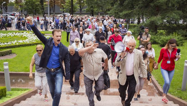 Участники акции протеста с требованием признать результаты выборов мэра Кишинева у здания парламента. 19 июля 2018 Участники акции протеста с требованием признать результаты выборов мэра Кишинева у здания парламента. 19 июля 2018