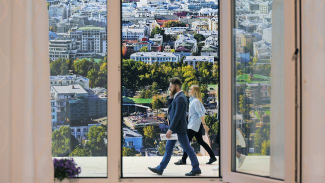Стенд с шоу-румом квартир, предлагаемых москвичам в рамках программы реновации