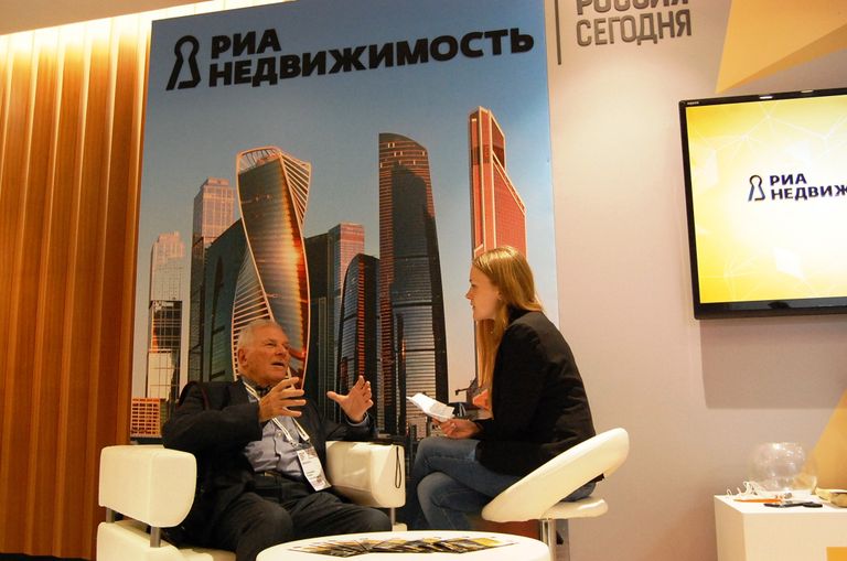 Александр Гарвин на стенде РИА Недвижимость