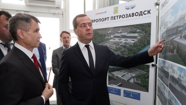 Дмитрий Медведев и заместитель секретаря Совета безопасности Рашид Нургалиев в ходе рабочей поездки в Карелию. 20 июля 2018