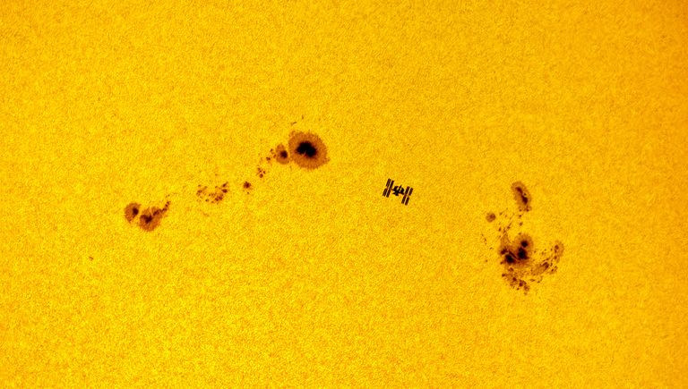 Работа фотографа Dani Caxete (Fernández Méndez) ISS sunspots, вошедшая в шорт-лист Insight Astronomy Photographer of the Year 2018 Работа фотографа Dani Caxete (Fernández Méndez) ISS sunspots, вошедшая в шорт-лист Insight Astronomy Photographer of the Year 2018