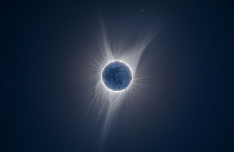 Работа фотографа Peter Ward Earth Shine, вошедшая в шорт-лист Insight Astronomy Photographer of the Year 2018