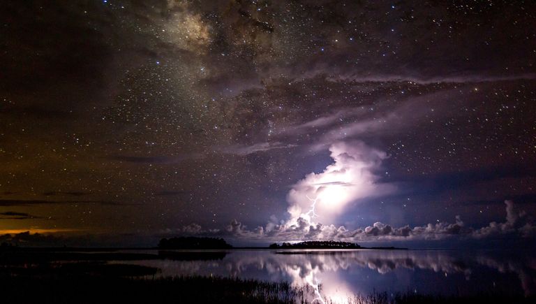 Работа фотографа Tianyuan Xiao Thunderstorm under milky way, вошедшая в шорт-лист Insight Astronomy Photographer of the Year 2018 Работа фотографа Tianyuan Xiao Thunderstorm under milky way, вошедшая в шорт-лист Insight Astronomy Photographer of the Year 2018