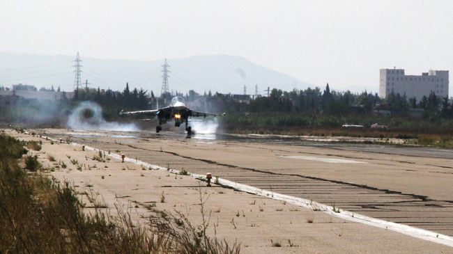 Взлетно-посадочная полоса на авиабазе Хмеймим в Сирии Взлетно-посадочная полоса на авиабазе Хмеймим в Сирии