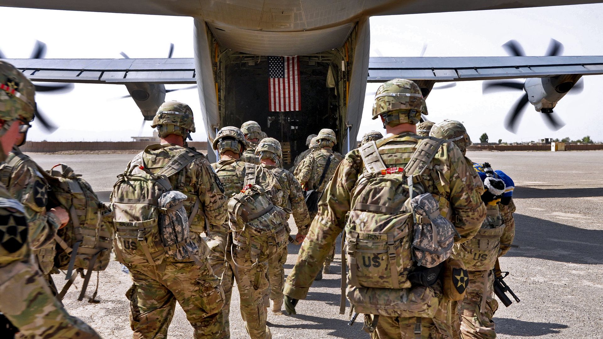Батальон солдат США загружается в военный самолет Батальон солдат США загружается в военный самолет - РИА Новости, 1920, 01.05.2021