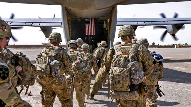Батальон солдат США загружается в военный самолет. Архивное фото