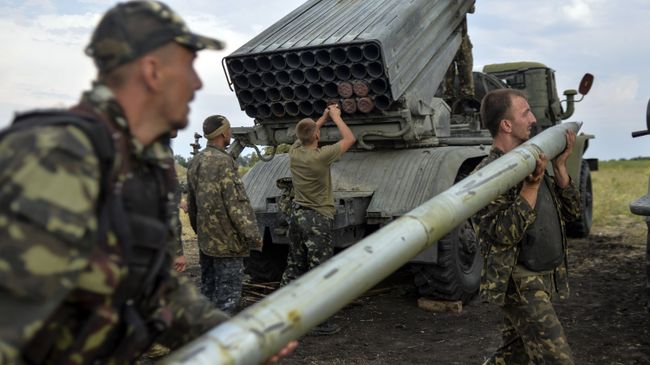Солдаты украинской армии заряжают ракетно-пусковую установку Град в Луганской области. Архивное фото Солдаты украинской армии заряжают ракетно-пусковую установку Град в Луганской области. Архивное фото