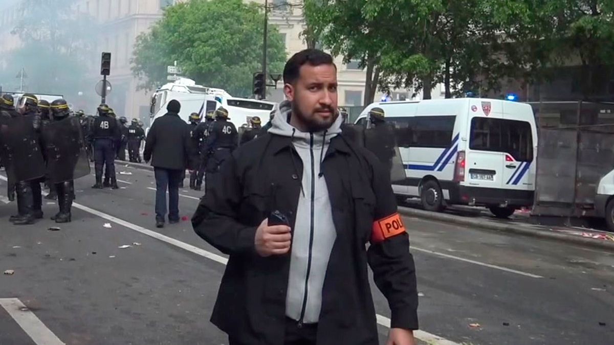 Советник президента Франции Александр Беналля во время столкновений с активистами на майском митинге в Париже Советник президента Франции Александр Беналля во время столкновений с активистами на майском митинге в Париже - РИА Новости, 1920, 14.12.2021