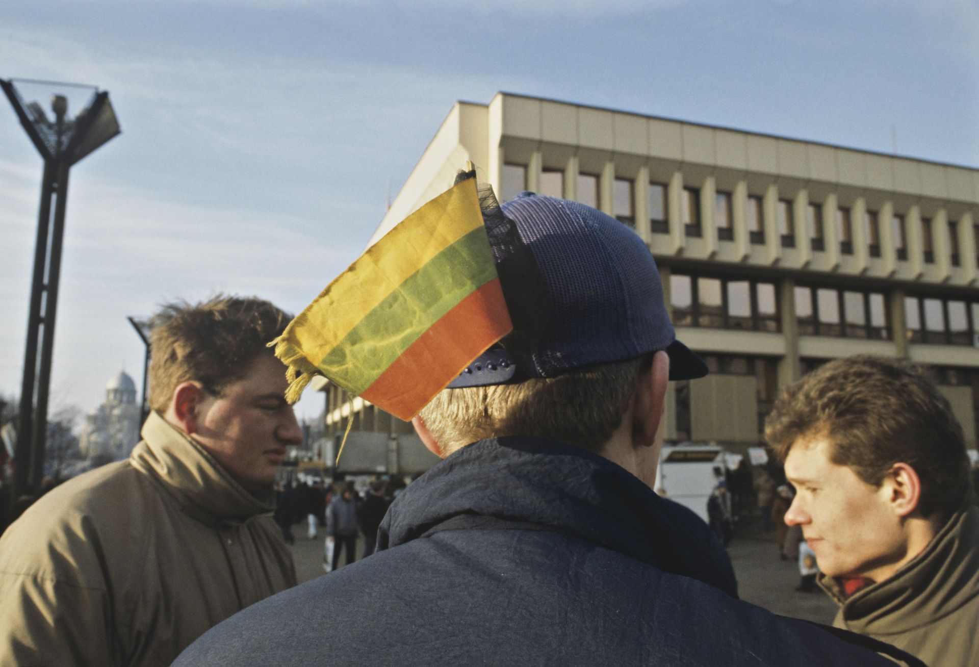 Добровольцы у здания литовского парламента. Январь 1991 года Добровольцы у здания литовского парламента. Январь 1991 года - РИА Новости, 1920, 22.12.2025