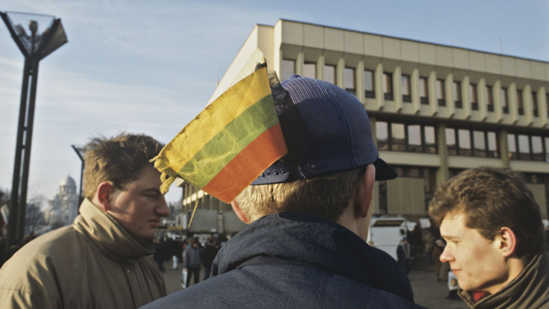 Добровольцы у здания литовского парламента. Январь 1991 года Добровольцы у здания литовского парламента. Январь 1991 года - РИА Новости, 1920, 03.04.2019