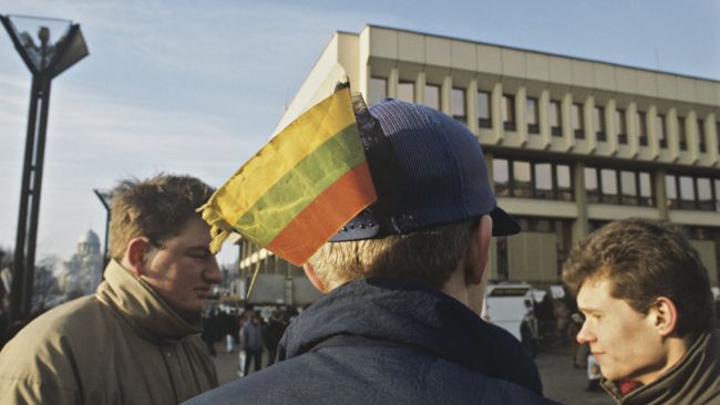 Добровольцы у здания литовского парламента. Январь 1991 года Добровольцы у здания литовского парламента. Январь 1991 года