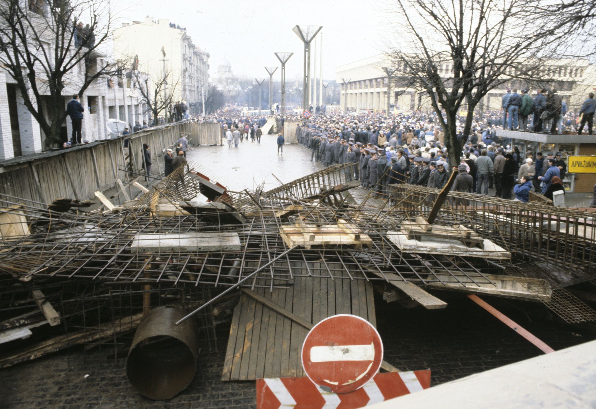Баррикады в Вильнюсе. Январь 1991 года Баррикады в Вильнюсе. Январь 1991 года - РИА Новости, 1920, 22.12.2025