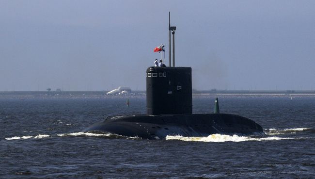 Подводная лодка Владикавказ на первой сводной репетиции парада в честь Дня Военно-морского флота в Кронштадте. Архивное фото