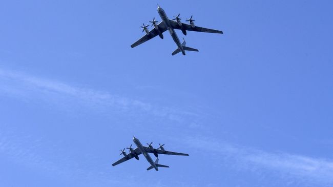 Самолеты Ту-95 на первой сводной репетиции парада в честь Дня Военно-морского флота в Кронштадте Самолеты Ту-95 на первой сводной репетиции парада в честь Дня Военно-морского флота в Кронштадте