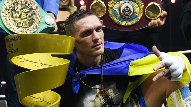Александр Усик после победы в финальном бою Всемирной боксерской суперсерии против Мурата Гассиева Александр Усик после победы в финальном бою Всемирной боксерской суперсерии против Мурата Гассиева