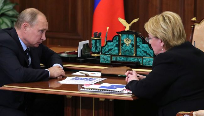 Владимир Путин и министр здравоохранения РФ Вероника Скворцова во время встречи. 23 июля 2018 Владимир Путин и министр здравоохранения РФ Вероника Скворцова во время встречи. 23 июля 2018