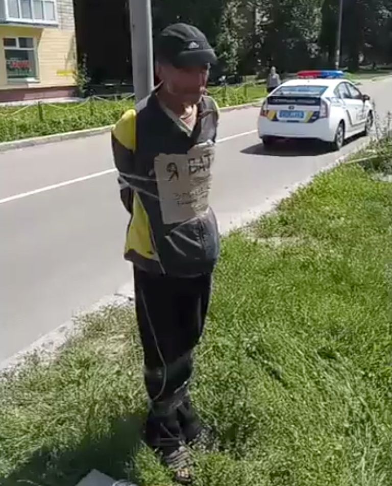 Привязанный к столбу мужчина в Чернигове