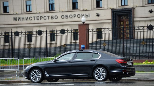 Автомобиль у здания министерства обороны России. Архивное фото Автомобиль у здания министерства обороны России. Архивное фото