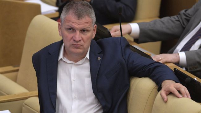 Член комитета Государственной Думы по охране здоровья Алексей Куринный на пленарном заседании Государственной Думы РФ. 24 июля 2018 Член комитета Государственной Думы по охране здоровья Алексей Куринный на пленарном заседании Государственной Думы РФ. 24 июля 2018