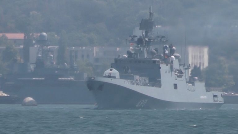 Летят самолеты, плывут корабли: репетиция Дня ВМФ в Севастополе и Балтийске Летят самолеты, плывут корабли: репетиция Дня ВМФ в Севастополе и Балтийске