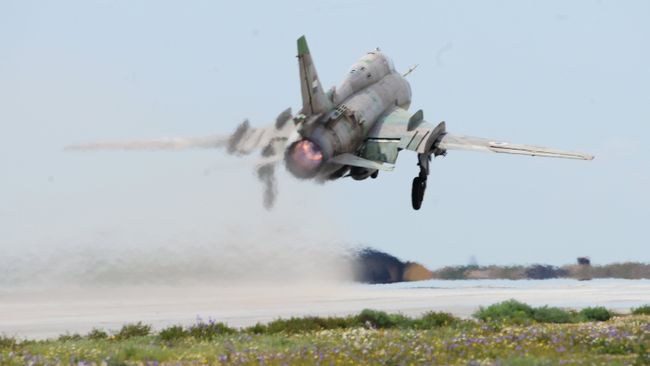 Истребитель-бомбардировщик СУ-17 сирийских военно-воздушных сил Истребитель-бомбардировщик СУ-17 сирийских военно-воздушных сил