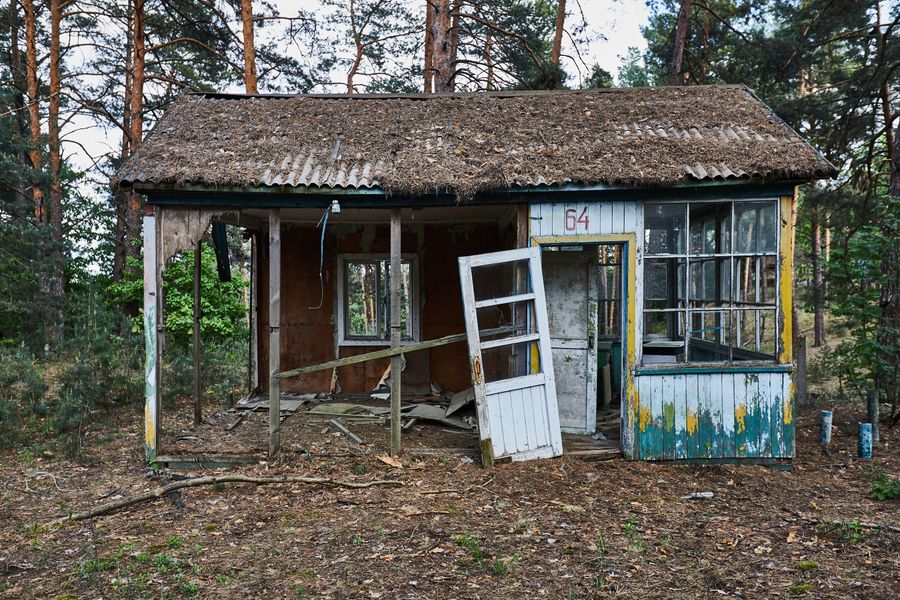 Разрушенный домик на территории зоны отчуждения ЧАЭС Разрушенный домик на территории зоны отчуждения ЧАЭС