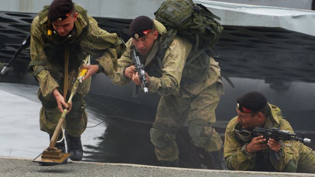 Высадка подразделения морской пехоты Тихоокеанского флота. Архивное фото Высадка подразделения морской пехоты Тихоокеанского флота. Архивное фото