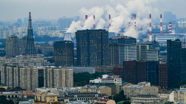 Район Якиманка в Москве. Слева: Шуховская телебашня, в центре: жилой комлпекс Sky House