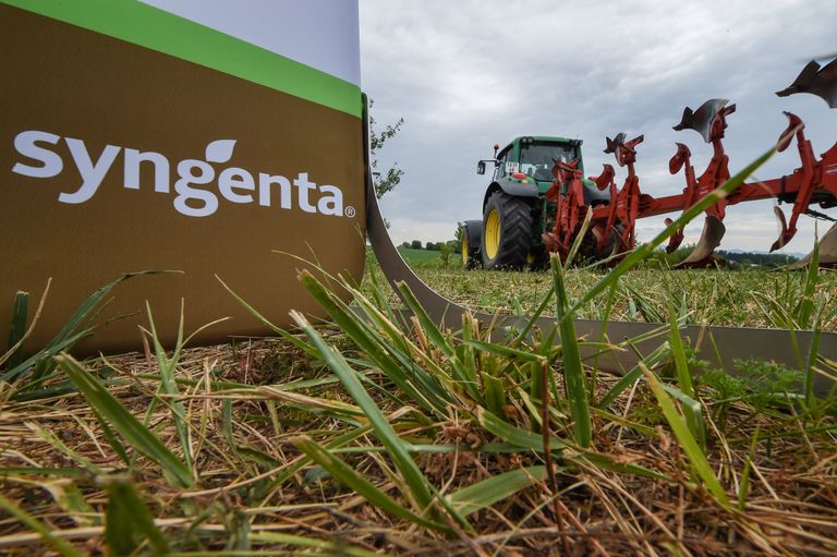 Логотип швейцарской компании Syngenta на поле в Геспицене, Франция