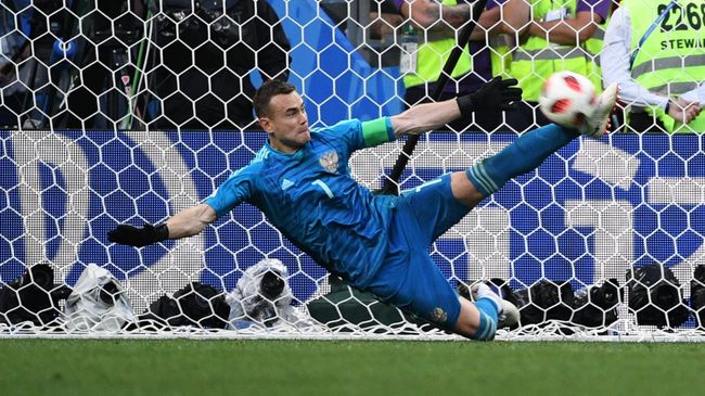 Вратарь Игорь Акинфеев (Россия) отбивает мяч в матче 1/8 финала чемпионата мира по футболу между сборными Испании и России Вратарь Игорь Акинфеев (Россия) отбивает мяч в матче 1/8 финала чемпионата мира по футболу между сборными Испании и России
