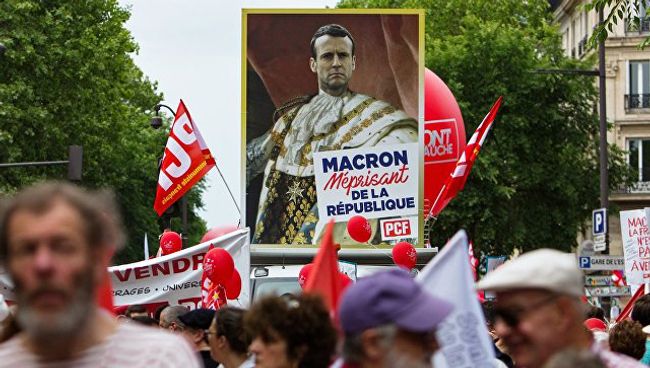 Участники акции протеста против экономических реформ президента Франции Эммануэля Макрона в Париже. Архивное фото Участники акции протеста против экономических реформ президента Франции Эммануэля Макрона в Париже. Архивное фото