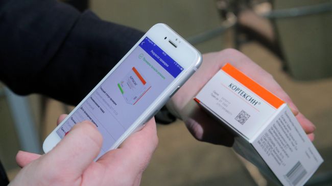 Демонстрация считывания QR кода с помощью смартфона с упаковки лекарственного средства Демонстрация считывания QR кода с помощью смартфона с упаковки лекарственного средства