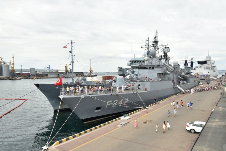 Группа кораблей НАТО в порту Одессы