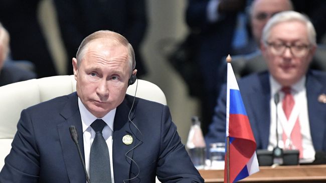Президент РФ Владимир Путин во время встречи лидеров БРИКС. 26 июля 2018 Президент РФ Владимир Путин во время встречи лидеров БРИКС. 26 июля 2018