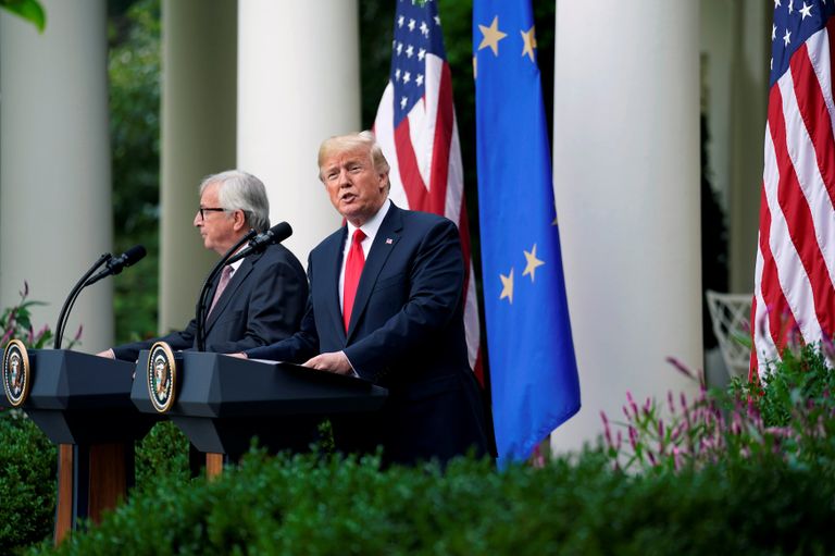 Председатель Европейской комиссии Жан-Клод Юнкер и президент США Дональд Трамп на совместной пресс-конференции в Розовом саду Белого дома, Вашингтон, США. 25 июля 2018 Председатель Европейской комиссии Жан-Клод Юнкер и президент США Дональд Трамп на совместной пресс-конференции в Розовом саду Белого дома, Вашингтон, США. 25 июля 2018