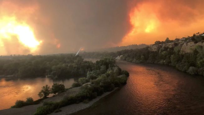 Лесной пожар недалеко от города Реддинг, Калифорния. 26 июля 2018 Лесной пожар недалеко от города Реддинг, Калифорния. 26 июля 2018