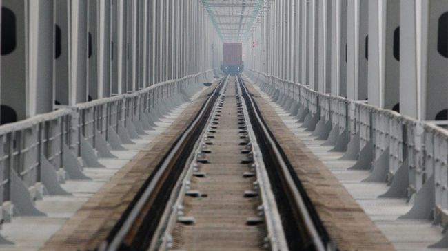 Железнодорожный мост. Архивное фото Железнодорожный мост. Архивное фото