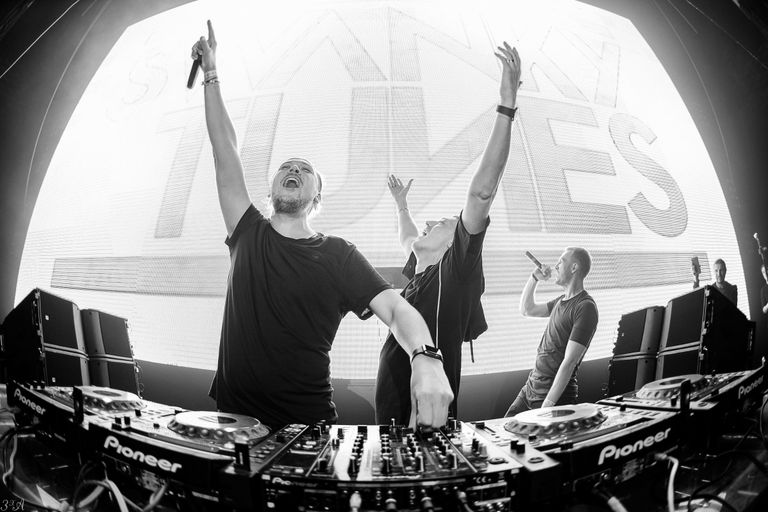 Выступление группы Swanky Tunes Выступление группы Swanky Tunes