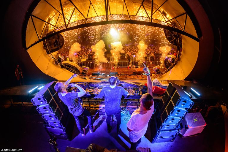 Выступление группы Swanky Tunes Выступление группы Swanky Tunes