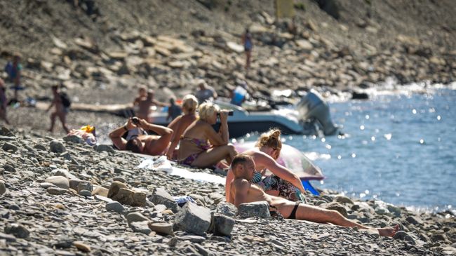 Отдыхающие на побережье Черного моря в районе заповедника Утриш в Краснодарском крае. Архивное фото Отдыхающие на побережье Черного моря в районе заповедника Утриш в Краснодарском крае. Архивное фото
